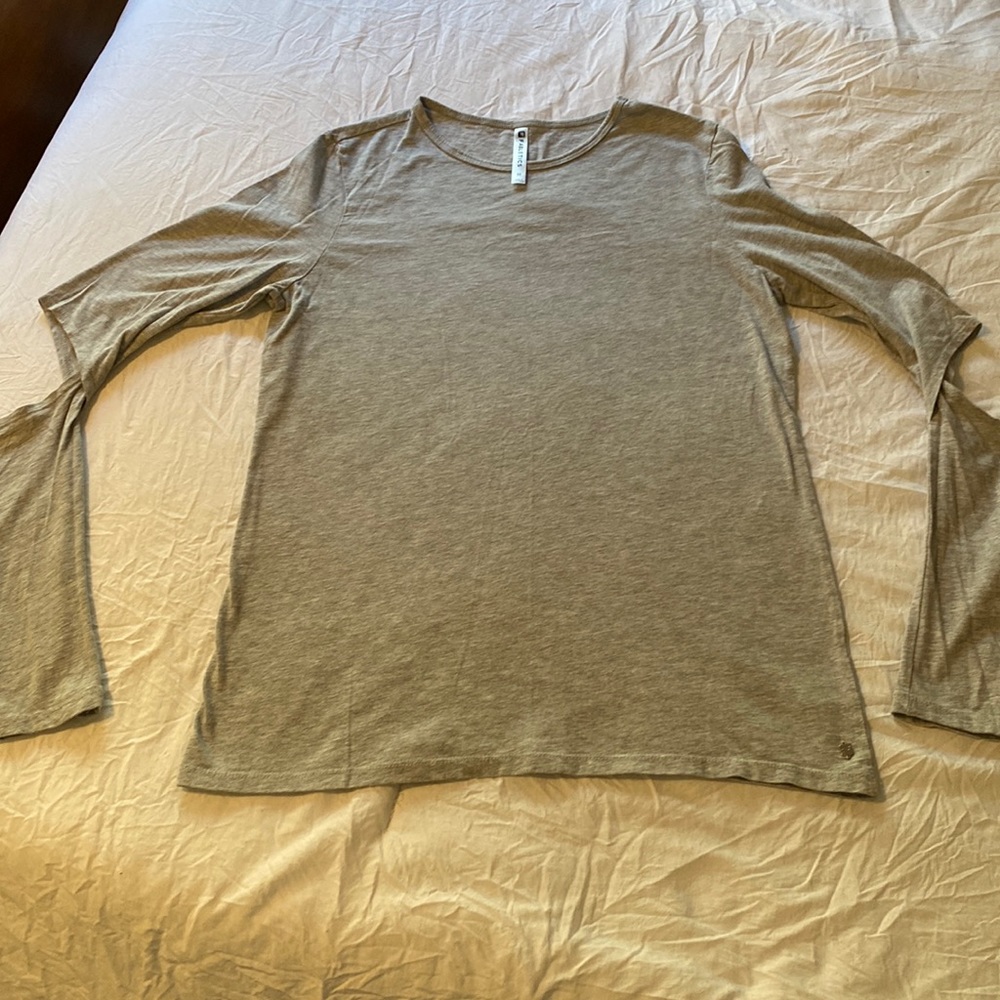 EUC Fabletics long cut sleeve size medium